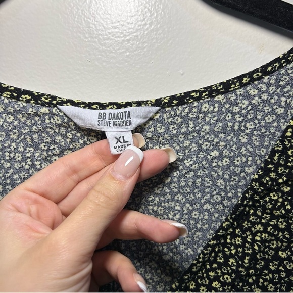 BB Dakota Steve Madden Black & Yellow Floral Button Up Short Sleeve Romper XL - Picture 7 of 11